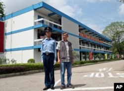 驻港解放军与港人互动有时很尴尬