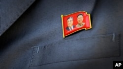 북한 외교관의 가슴에 달린 김일성·김정일 부자 뱃지. (자료사진)