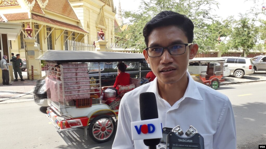 លោកយាង សុធារិន អតីតអ្នកយកព័ត៌មានរបស់វិទ្យុអាស៊ីសេរី និយាយជាមួយអ្នកកាសែត នៅក្រៅតុលាការកំពូល កាលពីថ្ងៃទី១២ ខែកញ្ញា ឆ្នាំ២០១៨។ (ហ៊ុល រស្មី/VOA)