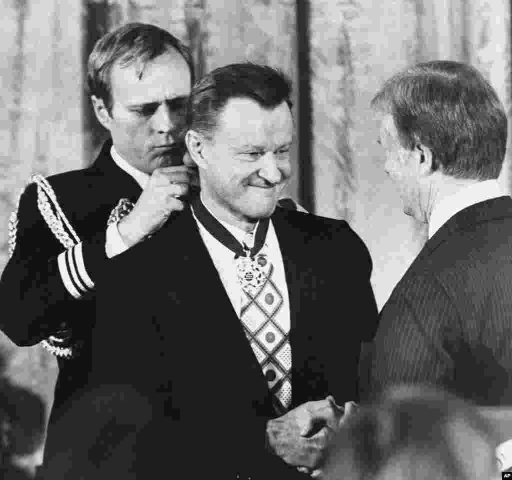 1981年1月17日,美国总统卡特把总统自由勋章授予国家安全顾问布热津斯基,嘉奖他对实现美中关系正常化所做的努力和其他成就。