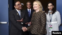 U.S. Secretary of State Hillary Clinton (center R) shakes hands with Pakistan's President Asif Ali Zardari before a bi-lateral meeting at the NATO summit in Chicago May 20, 2012.