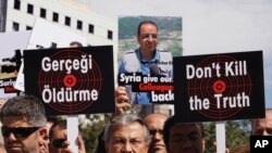 Turkish journalists demand Syria free their colleagues during a march to the Syrian Embassy in Ankara, Aug. 31, 2012.