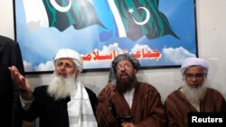 Maulana Sami ul-Haq (C), one of the Taliban negotiators, answers a question during a news conference with his team members Ibrahim Khan (L) and Maulana Abdul Aziz (R) in Islamabad February 4, 2014.