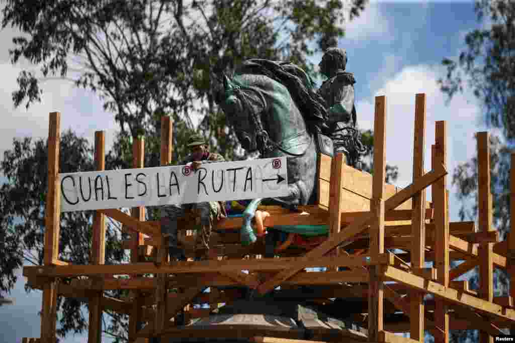 &iquest;Cuál es la ruta?, se leía en un cartel en lo alto de un andamio alrededor de una estatua. &ldquo;Sacar al dictador&rdquo;, le respondían.