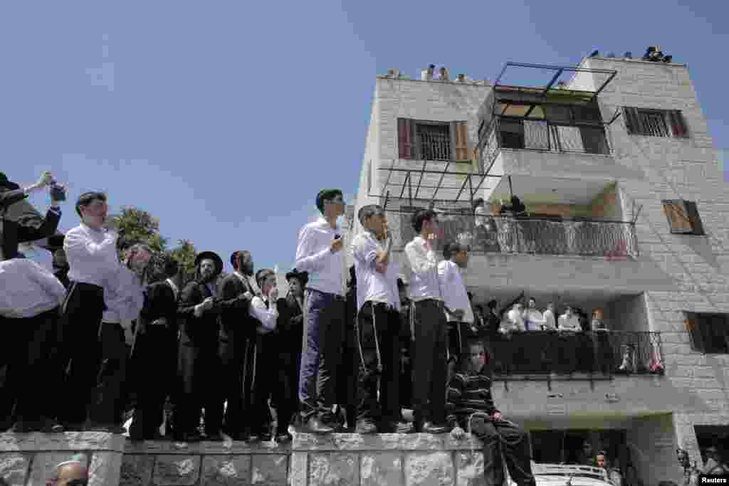 Residents gather at the scene of a suspected attack that wounded a soldier, in Jerusalem, Aug. 4, 2014.