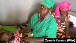 Docteur Bakary avec un enfant malnutri au CRENI de Siguiri, en Guinée, le 16 mai 2018. (VOA/Zakaria Camara)