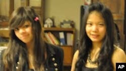 คุณปุริมา บัวหิรัญ และคุณหนูปรอยฝน Natasha Malak ผู้เข้ารอบ 20 คน ในการแข่งขัน Hampton Idol