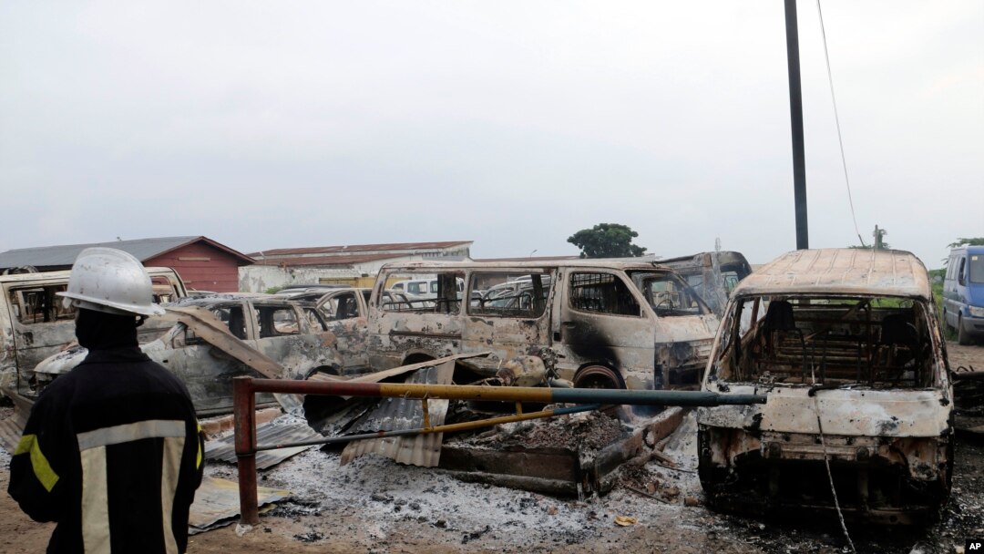 Tampak beberapa kendaraan yang terbakar di luar penjara di Kinshasa, Kongo, dalam foto yang diambil pada 17 Mei 2017. Kelompok sektarian Kristen menyerbu penjara tersebut untuk membebaskan pentolan kelompok mereka. (Foto: AP/John Bompengo)