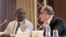 Le chanteur et compositeur sénégalo-américain Akon et son architecte Hussein Bakri (à droite) assistent à une conférence de presse dans un hôtel de Dakar, le 31 août 2020, pour présenter des plans pour créer une ville nommée "Akon City". 