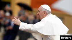 Le pape François salue la foule alors qu'il part de la messe à Carpi, Italie, le 2 avril 2017.