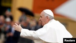 Le pape François salue la foule alors qu'il part de la messe à Carpi, Italie, le 2 avril 2017.