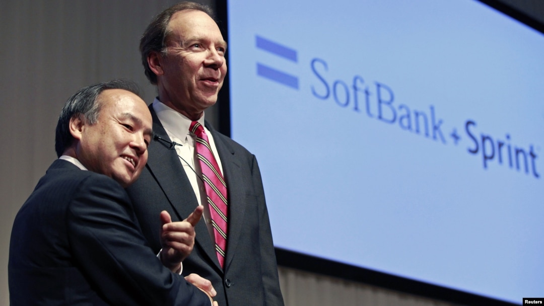 Presiden Softbank Corp Masayoshi Son (kiri) berjabat tangan dengan Dan Hesse, CEO Sprint Nextel Corporation di Tokyo, Jepang (15/10). 