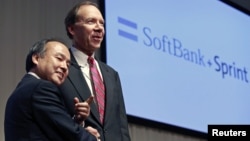 Presiden Softbank Corp Masayoshi Son (kiri) berjabat tangan dengan Dan Hesse, CEO Sprint Nextel Corporation di Tokyo, Jepang (15/10). 