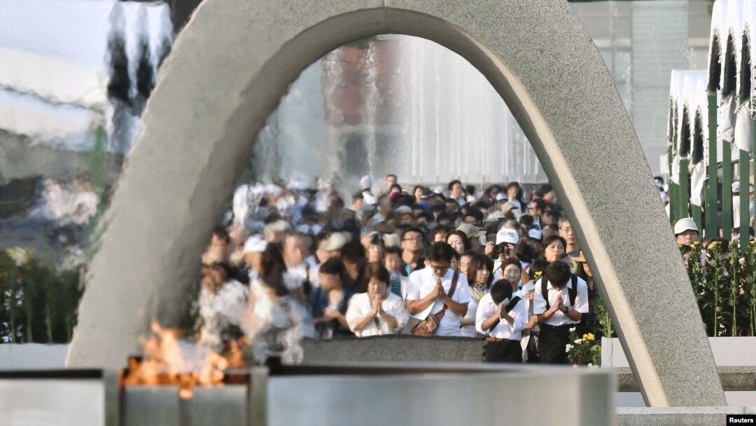 Warga berdoa bagi para korban pemboman Hirsohima di Taman Perdamaian Hiroshima hari Sabtu (6/8).