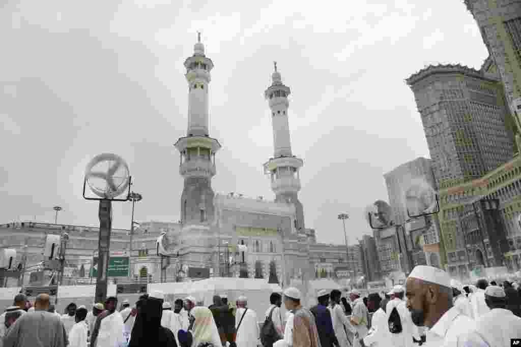 سعودی عرب میں نماز عید کے بڑے اجتماعات مکہ میں خانہ کعبہ اور مدینہ میں مسجد نبوی میں ہوئے۔