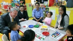 na této fotografii z 27. května 2014 navštíví starosta New Yorku Bill de Blasio třídu před mateřskou školou v Brooklyn Chinese American Association Early Childhood Education Center v Sunset parku v Brooklynu v New Yorku. (AP Photo/Newsday, Linda Rosier, bazén, soubor)