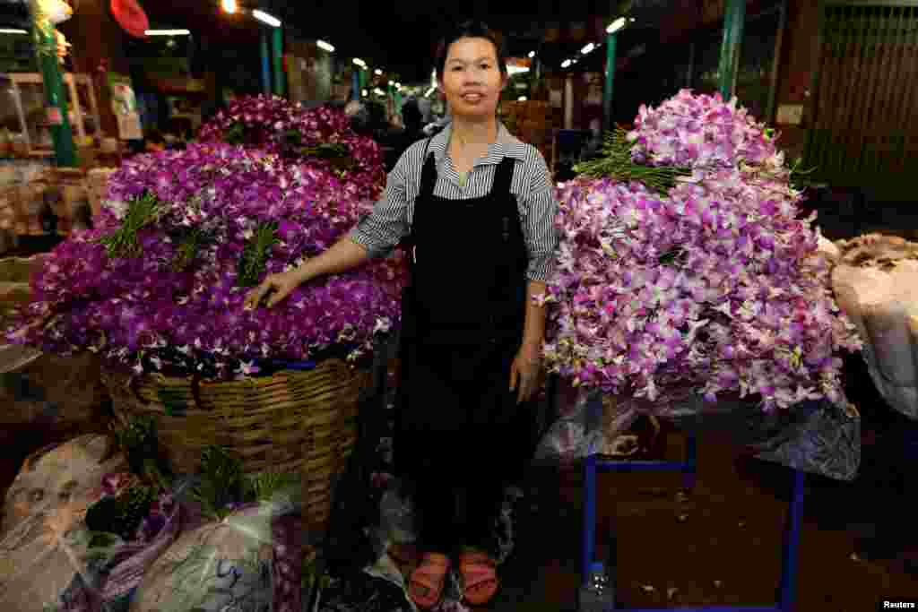 Ram, 46, berpose di depan kios bunganya di Bangkok, Thailand (26/2). &quot;Di pasar ini laki-laki melakukan pekerjaan berat, memanggul barang berat, mengangkut ke truk,&quot; ujar Ram. (Reuters/Jorge Silva)