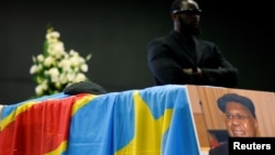 Un béret déposé sur le cercueil d'Etienne Tshisekedi lors d'une cérémonie à Bruxelles, en Belgique, le 5 février 2017. 