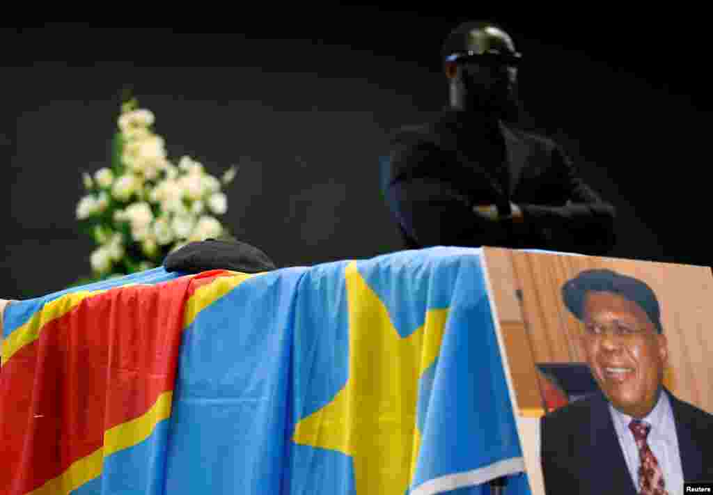 Un beret a été déposé sur le cercueil d'Etienne Tshisekedi lors d'une cérémonie à Bruxelles, en Belgique, le 5 février 2017.