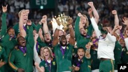 남아공의 주장인 시야 콜리시와 동료들이 2일 럭비 월드컵에서 우승을 차지한 뒤 '웹 엘리스' 트로피를 들어올리며 환호하고 있다. 