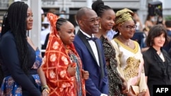 Le réalisateur tchadien Mahamat-Saleh Haroun arrive avec les actrices tchadiennes Bria Gomdigue, Achouackh Abakar Souleymane, Rihane Khalil Alio, Hadje Fatime Ngoua et la productrice Florence Stern pour la projection du film "Lingui".