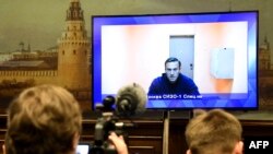 Pemimpin oposisi Alexei Navalny muncul di layar yang dipasang di aula Pengadilan Regional Moskow melalui tautan video dari pusat penahanan pidana Moskow Nomor 1 (Matrosskaya Tishina) selama sidang di Krasnogorsk di luar Moskow (28/1). (Foto: dok).