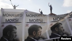 Partidarios del depuesto ex presidente Mohamed Morsi proetstan en Alejandría.