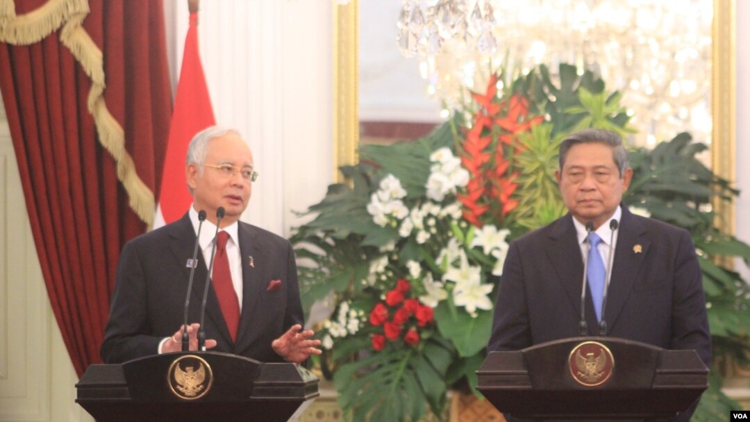 Presiden Susilo Bambang Yudhoyono memberi keterangan pers bersama Perdana Menteri Malaysia Najib Razak usai Pertemuan Konsultasi Tahunan ke-10 Indonesia-Malaysia di Istana Merdeka Jakarta (19/12). (VOA/Andylala Waluyo)