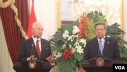 Presiden Susilo Bambang Yudhoyono memberi keterangan pers bersama Perdana Menteri Malaysia Najib Razak usai Pertemuan Konsultasi Tahunan ke-10 Indonesia-Malaysia di Istana Merdeka Jakarta (19/12). (VOA/Andylala Waluyo)