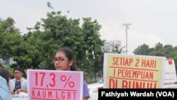 Ratusan perempuan menggelar aksi Women's March di depan Istana Negara, Jakarta, Sabtu (4/3). (VOA/Fathiyah Wardah)