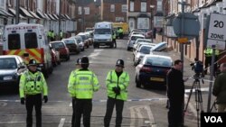 La policía británica minutos después de arrestar a un sospechoso de terrorismo en Birmingham.