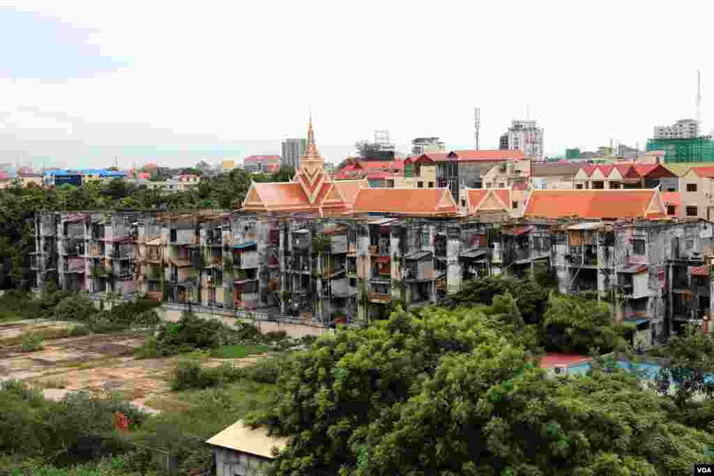 A panoramic view of Phnom Penh&#39;s White Building from behind​ on Friday, September 5, 2014. (Nov Povleakhena/VOA Khmer) 