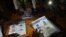 Des agents de la Commission électorale du Niger comptent les bulletins de vote dans un bureau de vote lors du second tour de l'élection présidentielle à Niamey, le 21 février 2021.
