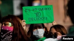 7일 멕시코 대법원 앞에서 한 여성이 낙태 허용을 요구하는 팻말을 들고 있다.
