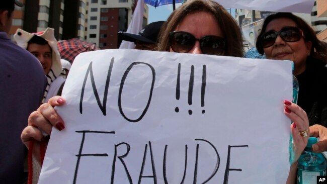 "No al Fraude". Durante una protesta ante el Consejo Nacional Electoral de Ecuador para exigir los resultados oficiales de las elecciones presidenciales en Quito, Ecuador, el lunes 20 de febrero de 2017.