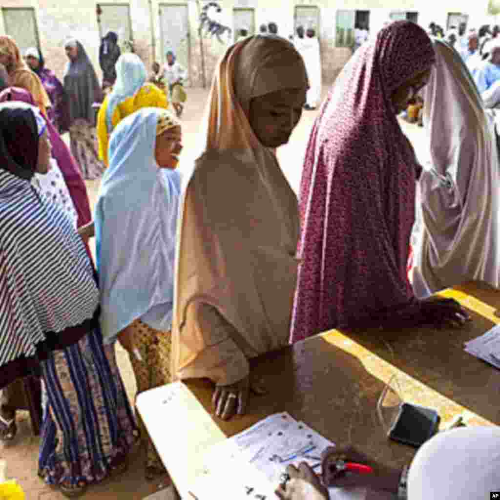 Women queue to cast their ballots in Nigeria's parliamentary elections in the northern city of Kano, April 9, 2011