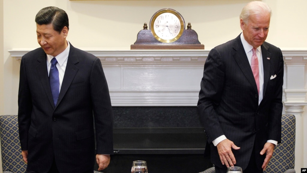 资料照：时任美国副总统拜登在白宫接待到访的时任中国国家副主席习近平。(2012年2月14日)(photo:VOA)