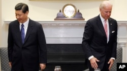 2012年2月14日时任美国副总统拜登在白宫接待到访的时任中国国家副主席习近平
