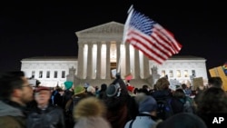 지난달 30일 미국 워싱턴 대법원 앞에서 트럼프 행정부의 이민 행정명령에 항의하는 시위가 열렸다. (자료사진)