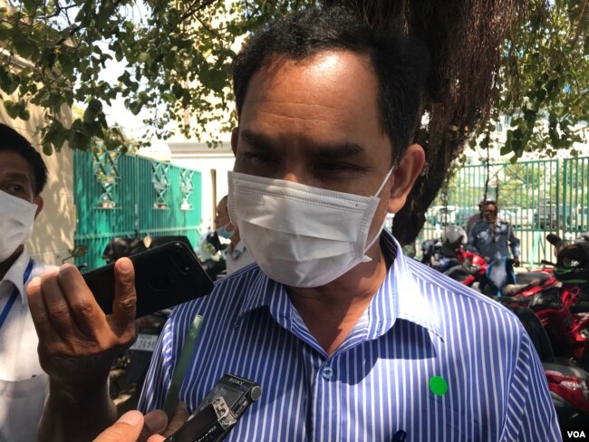 រូបឯកសារ៖ លោក អំ សំអាត នាយករងទទួលបន្ទុកឃ្លាំមើល និងការពារសិទ្ធិមនុស្សអង្គការលីកាដូ ថ្លែងជាមួយអ្នកកាសែតនៅក្រៅតុលាការក្រុងភ្នំពេញ ថ្ងៃទី៣ ខែកុម្ភៈ ឆ្នាំ២០២១។ (ហ៊ុល រស្មី/វីអូអេ)