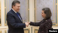 El presidente de Ucrania, Viktor Yanukovych, recibió en Kiev a Victoria Nuland