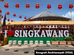 Landmark Kota Singkawang yang berada di samping Vihara Tri Dharma Bumi Raya Singkawang, di Kota Singkawang, Provinsi Kalimantan Barat. (Anugrah Andriansyah/VOA)