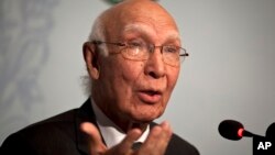  اسلام اباد کې يو سيمينار ته دوينا او وروستو ميډيا سره خبرو کې سرتاج عزيز وويل افغانستان غواړي هرکله چې دخبرو اترو هڅې بريالۍ کيږي نو نو پاکستان دې(دافغان طالبانو په ضد) طاقت وکاروي.