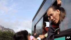 상봉후 작별을 슬퍼하는 남북의 가족들 (자료사진)