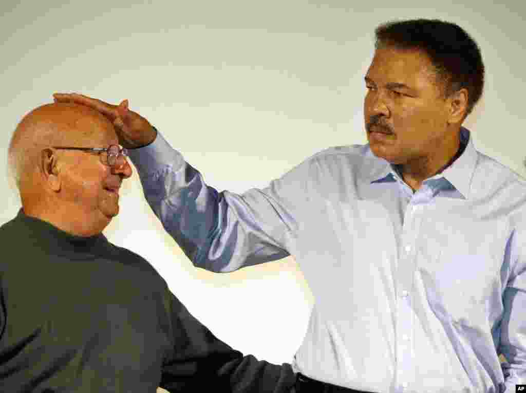 En octubre 9 de 2003, la leyenda del boxeo Muhammad Ali, toca la cabeza de su ex entrenador Angelo Dundee, en la Feria del libro de Frankfurt, Alemania.