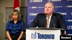 Cựu thị trưởng thành phố Toronto Rob Ford phát biểu tại một cuộc họp báo bên cạnh vợ ông là bà Renata, 14/11/2013.