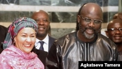 La secrétaire générale adjointe de l'ONU, Amina J Mohammed, à gauche, et le président libérien George Weah à Monrovia le 22 mars 2018.