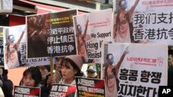 韩国抗议者在中国驻首尔大使馆前举行集会支持香港抗议者的行动。（2019年11月19日）