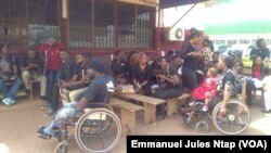 En noir, le personnel en grève du centre national de réhabilitation des handicapés du Cameroun, à Yaoundé, le 13 mars 2017. (VOA/Emmanuel Jules Ntap)