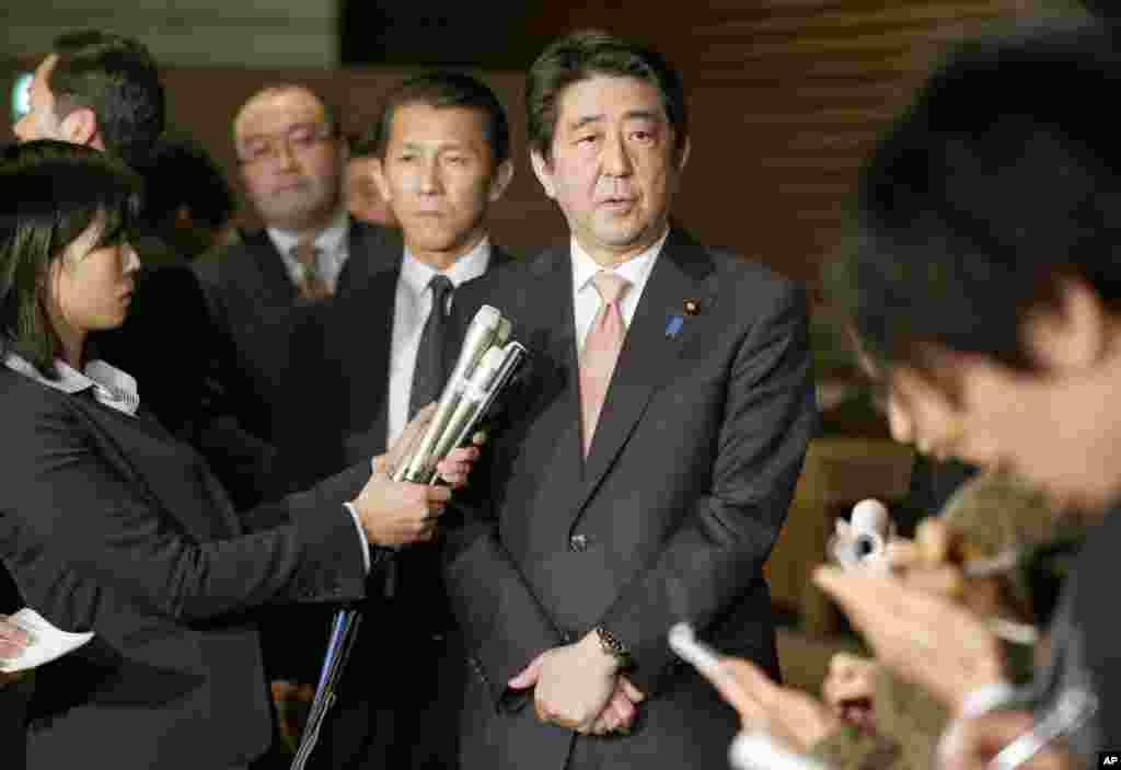 جاپانی وزیر اعظم شنزو ایبے نے اس ہلاکت کو &quot;دہشت گردی کا غیر انسانی اور قابل نفرت عمل&quot; قرار&nbsp; دیتے ہوئے قاتلوں کو معاف نہ کرنے کے عزم کا اظہار کیا۔